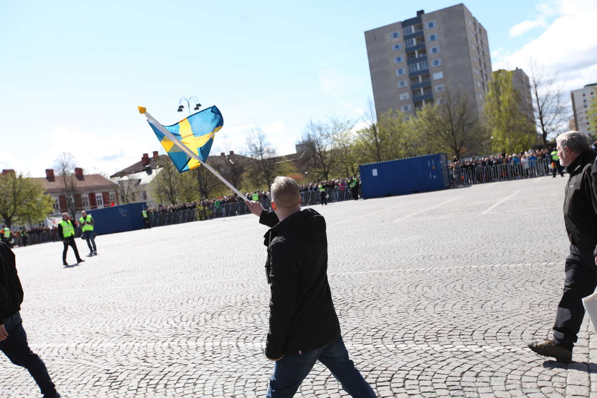 En nazist vinkar med en flagga. En nazist vinkar med en flagga.